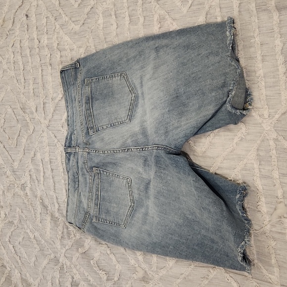 Light wash, distressed Torrid jean shorts size 16! Excellent condition! - Picture 5 of 8